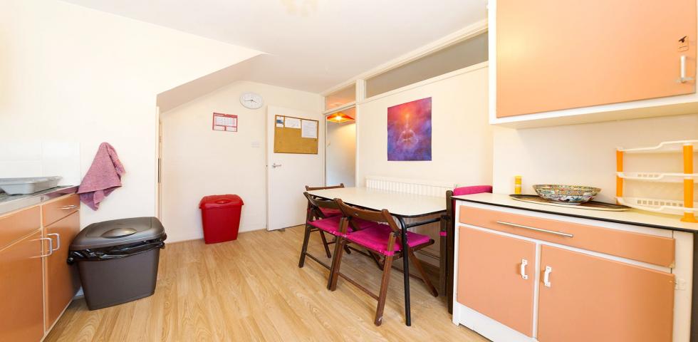 			UNDER OFFER , 3 Bedroom, 1 bath, 1 reception Flat			 Willesden Lane , WILLESDEN GREEN 